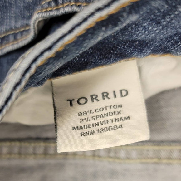 Torrid Boyfriend Bermuda Distressed Whiskering Women Denim Shorts 18 - Picture 6 of 6